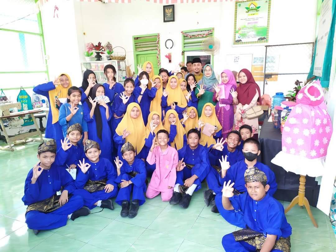 “Pelopor gerakan pengelolaan sampah yang lebih baik; Siswa Siswi SMPN 1 Bengkalis Kunjungi Bank Sampah Berseri”