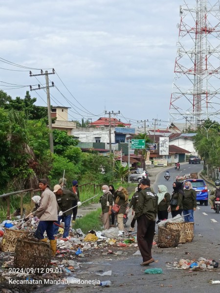UPT Sampah dan Ruang Terbuka Kecamatan Mandau, Gelar Kamis Bersih Seputaran Jalan Hangtuah