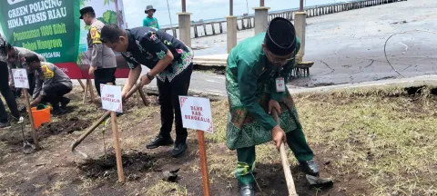 DLH Kabupaten Bengkalis Mengikuti Kegiatan HIMA PERSIS RIAU dan POLDA Riau Tanam 1.000 Bibit Mangrove di Bengkalis