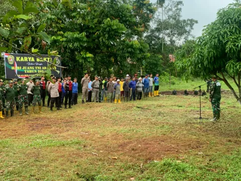 Kodim 0303 Bengkalis dan DLH Bersama Warga Gelar Gotong Royong, Cegah Banjir Pada Musim Hujan